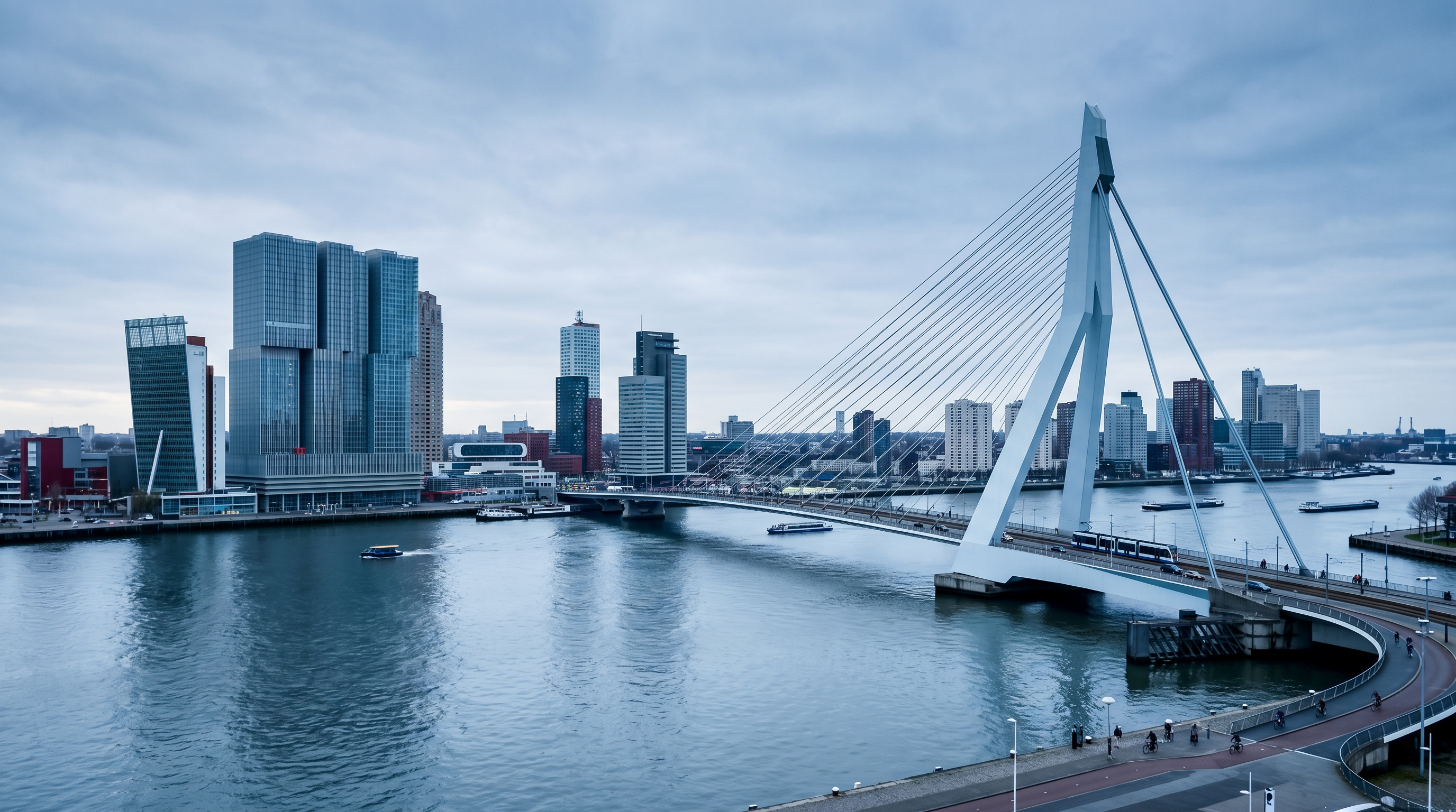 Rotterdamse skyline met de Erasmusbrug
